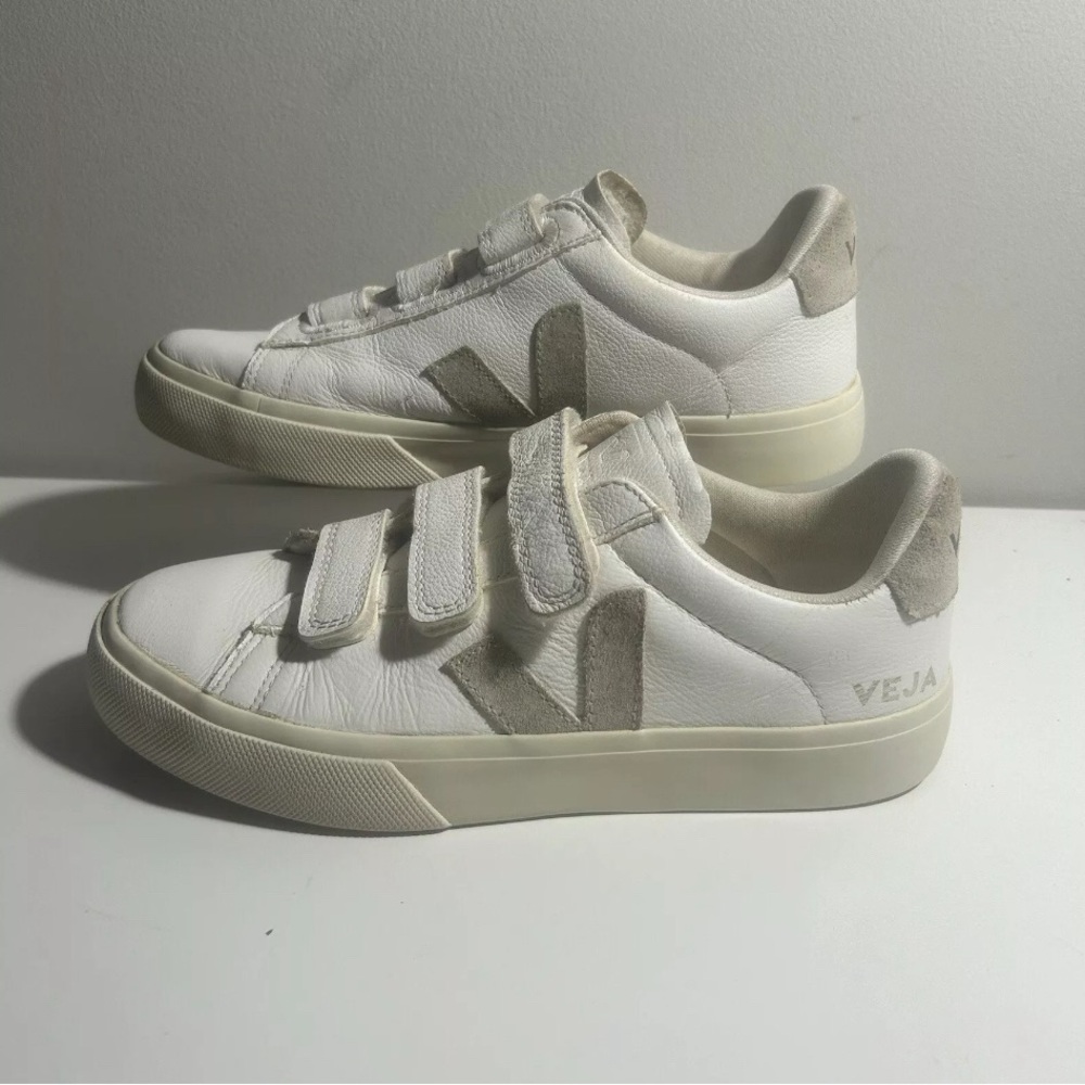 Veja Recife Logo Sneaker Women’s Size 7 White Triple Strap. Pre-owned.
